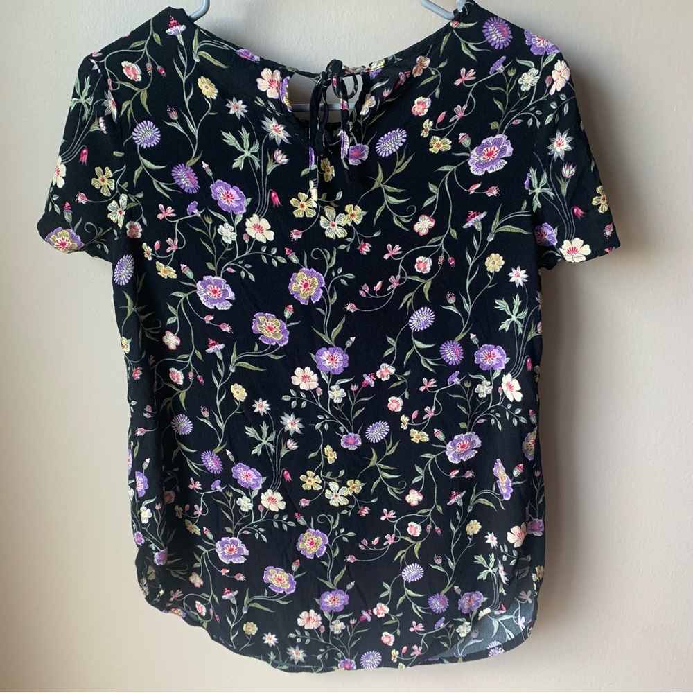LC Lauren Conrad floral top round hem key hole back - Picture 2 of 10